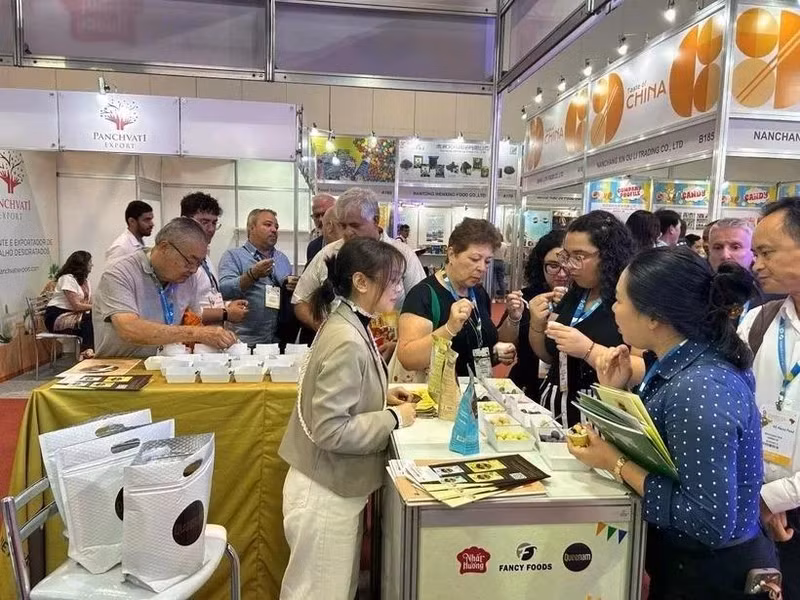 Los visitantes exploran productos vietnamitas en la sexta Feria de Alimentos y Bebidas ANUGA. (Foto: Oficina Comercial de Vietnam en Brasil)