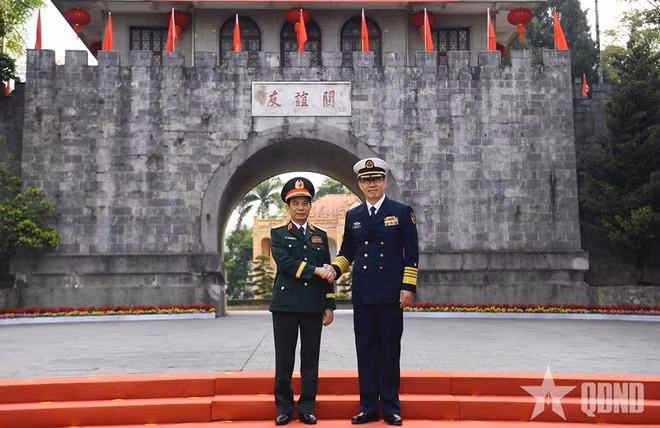 El ministro de Defensa de Vietnam, Phan Van Giang, y su homólogo chino, Dong Jun (Foto: qdnd.vn) El ministro de Defensa de Vietnam, Phan Van Giang, y su homólogo chino, Dong Jun (Foto: qdnd.vn)