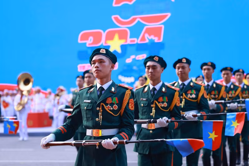 Vietnam celebra reunificación nacional con ceremonia conmemorativa y desfile militar
