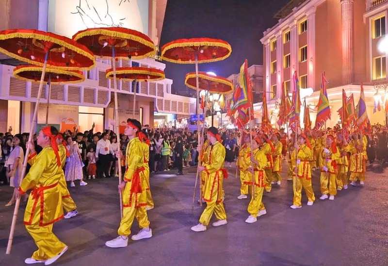 Desfile en el Festival de Diseño Creativo de Hanói 2024 (Foto: https://hanoimoi.vn/)