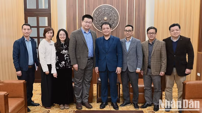 Dirigentes y reporteros del periódico Nhan Dan y la delegación de Xinhua. 