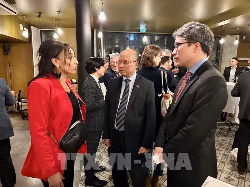 El embajador de Vietnam en Francia, Dinh Toan Thang, habla con propietarios de empresas. (Fuente: VNA)