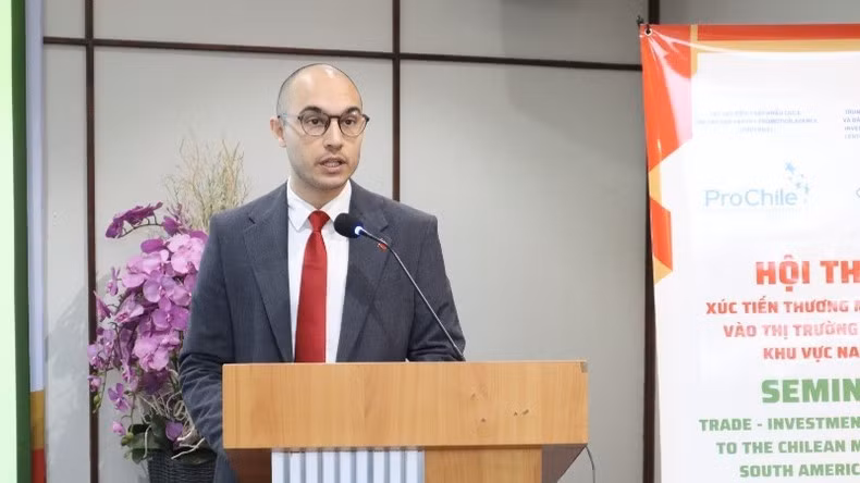 Pablo Arancibia Salazar, representante de la Dirección General de Promoción de Exportaciones de la Cancillería de Chile, habla en la cita.
