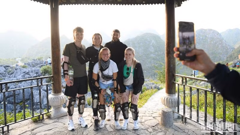 Turistas extranjeros visitan la provincia de Ha Giang. 