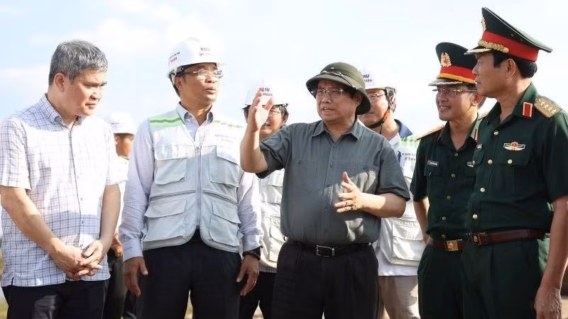 El primer ministro de Vietnam, Pham Minh Chinh, inspecciona la ejecución del proyecto en el tramo Hau Giang- Ca Mau. 