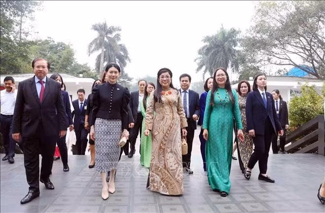 Cónyuges de premieres de Vietnam y Singapur visitan Museo de Etnología en Hanói. (Fuente: VNA)