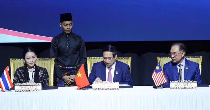El primer ministro de Vietnam, Pham Minh Chinh (centro), firma la Declaración de Kuala Lumpur (Foto: VNA)