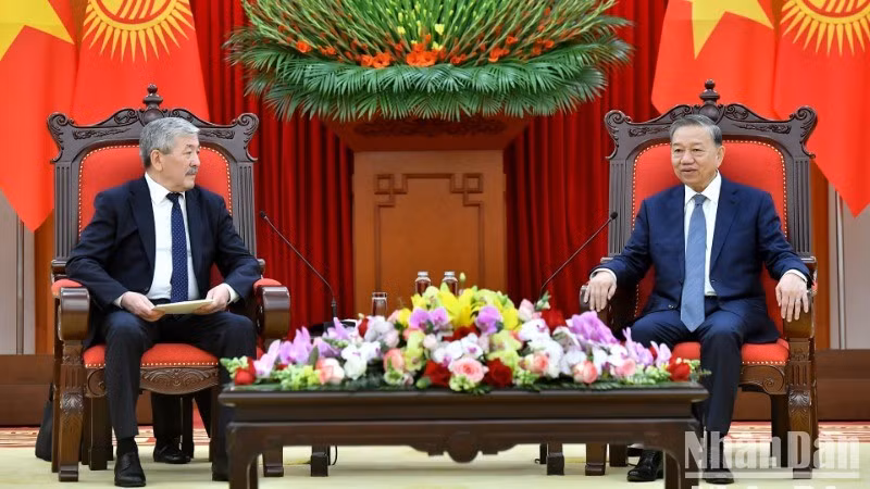 El secretario general del Partido Comunista de Vietnam, To Lam, recibió al primer ministro de la República de Kirguistán, Adylbek Kasimalyev. (Fuente: Nhan Dan) 