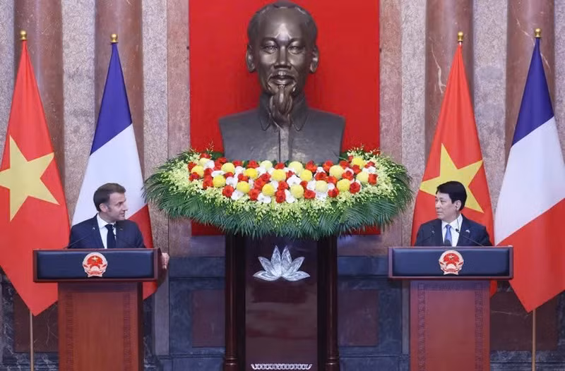 Los presidentes de Vietnam, Luong Cuong, y de Francia, Emmanuel Macron, se reúnen con la prensa (Foto: VNA)