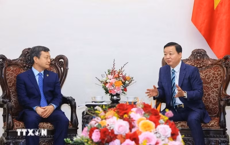 El viceprimer ministro Tran Hong Ha (derecha) recibe a Chen Sichang, director general de la CCECC (Foto: VNA)