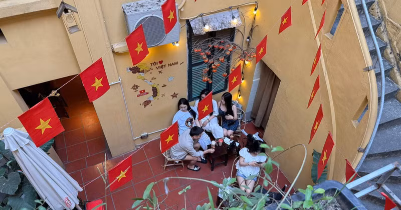 Cafeterías en Hanói decoradas en saludo a 50 años de Reunificación Nacional