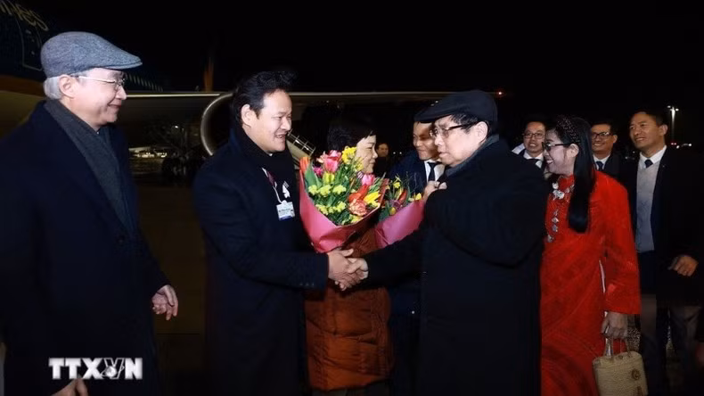 Despedida al premier Pham Minh Chinh y su esposa al final de su gira para asistir a la 55 Reunión Anual del FEM en Davos, Suiza.