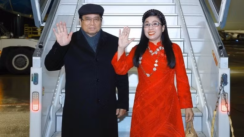 El primer ministro de Vietnam, Pham Minh Chinh, y su esposa regresan a Hanói, concluyendo su visita a Suiza y asistencia a la 55 Reunión Anual del Foro Económico Mundial (FEM) en Davos.
