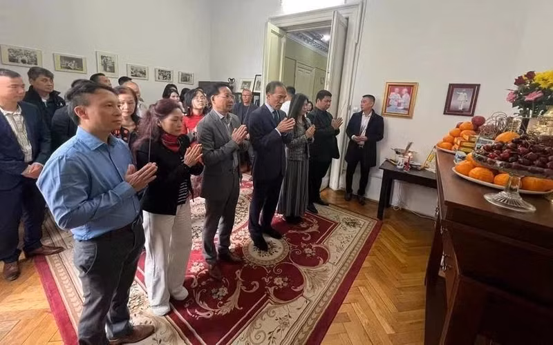 El embajador Do Duc Thanh (cuarto, a la izquierda), el personal de la embajada y representantes de asociaciones vietnamitas en Rumania ofrecen incienso en homenaje al Presidente Ho Chi Minh. (Foto: VNA)