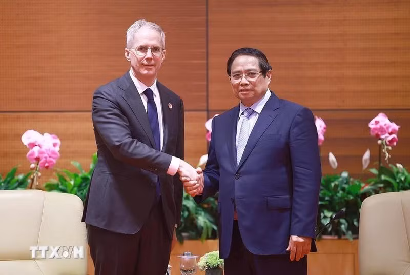El primer ministro Pham Minh Chinh (derecha) y el vicepresidente del BAD, Scott Morris.