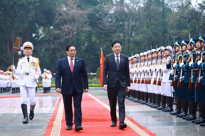 El primer ministro de Vietnam, Pham Minh Chinh, preside la ceremonia de bienvenida a su homólogo de Singapur, Lawrence Wong. (Fuente: VNA)