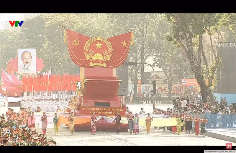 Caravana con el modelo del Escudo Nacional de la República Socialista de Vietnam desfilando frente a la tribuna. (Foto: VNA)