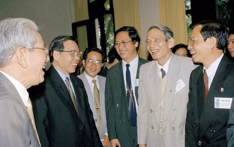 El primero ministro Phan Van Khai se reunió con los delegados asistentes al VII Congreso de la Asociación de Periodistas de Vietnam, que tuvo lugar del 24 al 25 de marzo de 2000 en Hanoi. Foto: VNA