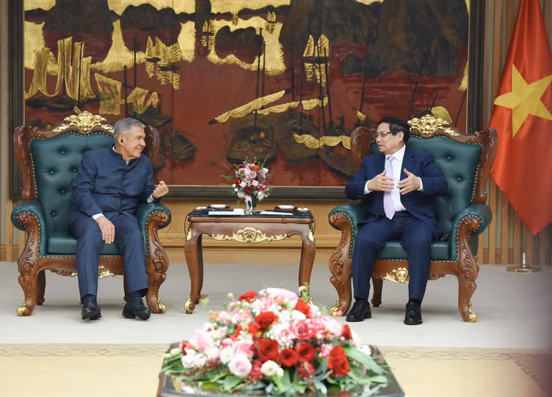 El premier Pham Minh Chinh conversa con el presidente de la República de Tartaristán en la Federación Rusa, Rustam Minnikhanov.