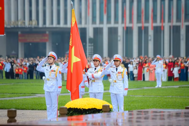 [Foto] Ceremonia de izamiento de la bandera por el 50 aniversario de la Reunificación Nacional en la Plaza Ba Dinh