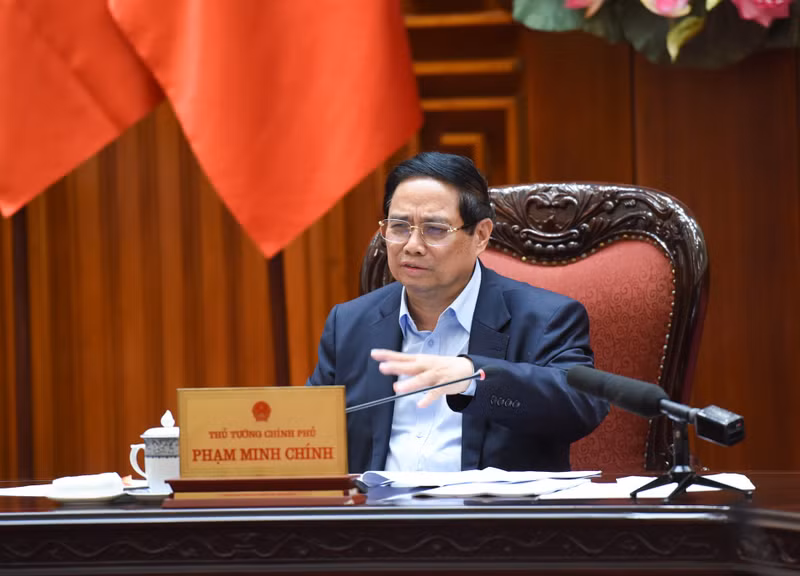 El primer ministro de Vietnam, Pham Minh Chinh, preside la reunión.