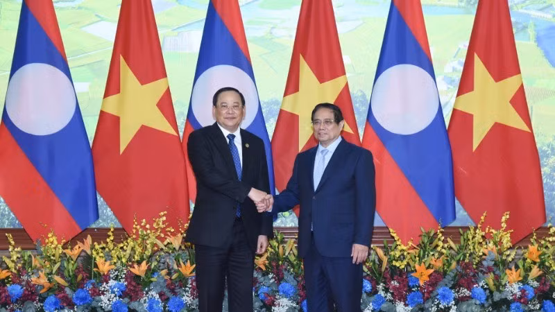 El primer ministro de Vietnam, Pham Minh Chinh (derecha), recibe a su homólogo de Laos, Sonexay Siphandone. 