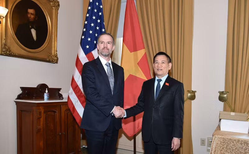 El viceprimer ministro vietnamita Ho Duc Phoc se reúne con el representante de Comercio de Estados Unidos, Jamieson Greer. (Foto: VNA) 