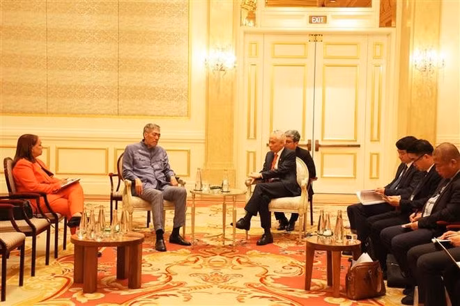 El secretario del Comité Central (CC) del Partido Comunista de Vietnam y jefe de la Oficina del CC, Le Hoai Trung, recibe al secretario general del Movimiento de Izquierda Unida de la República Dominicana, Miguel Mejía. (Fuente: VNA)