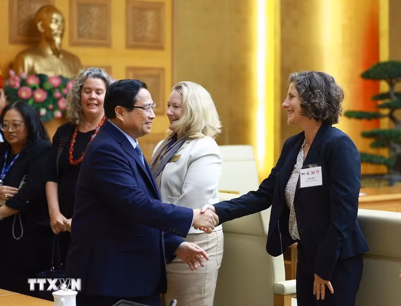 El primer ministro de Vietnam, Pham Minh Chinh, saluda a los asistentes.