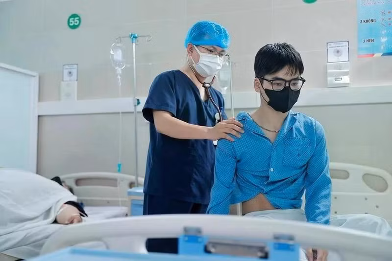 Médico examina a paciente de la pandemia del Covid-19. (Foto: VNA)
