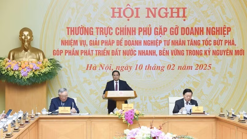 El primer ministro de Vietnam, Pham Minh Chinh, preside la reunión. 