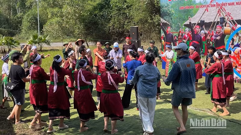Las danzas de las etnias captan la atención de los visitantes.