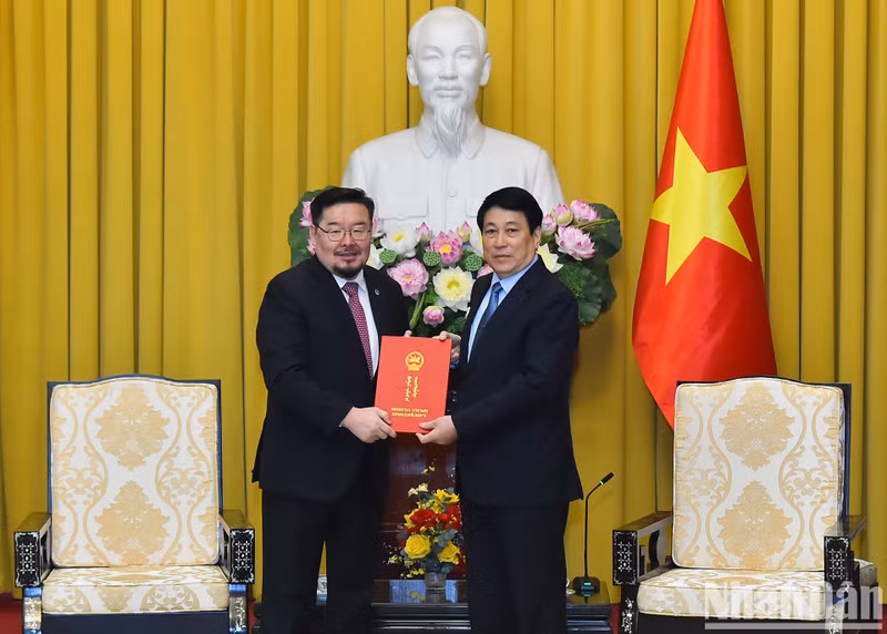 En la cita, Gombojav Zandanshatar presenta una carta del presidente mongol invitando al jefe del Estado vietnamita Luong Cuong a visitar Mongolia.