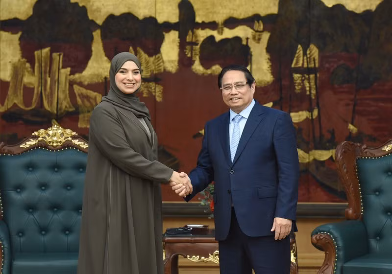 El primer ministro de Vietnam, Pham Minh Chinh, recibe a la ministra de Cambio Climático y Medio Ambiente de los Emiratos Árabes Unidos (EAU), Amna bint Abdullah Al Dahak.