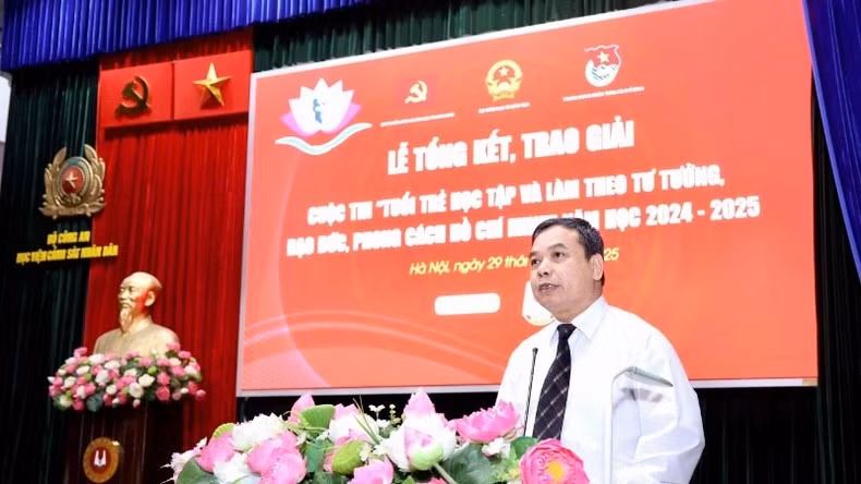 El director del Departamento de Estudiantes, Hoang Duc Minh, habla en la cita.