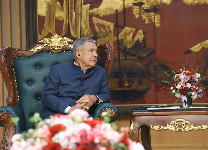 El presidente de la República de Tartaristán, Rustam Minnikhanov, habla en el encuentro.