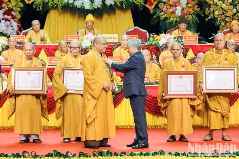 El presidente del Frente de la Patria Do Van Chien otorga la Medalla de Unidad Nacional para los 12 monjes destacados de la Sangha Budista.