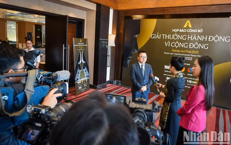 El presidente-editor de Nhan Dan, Le Quoc Minh, en una entrevista de la prensa sobre el Premio.