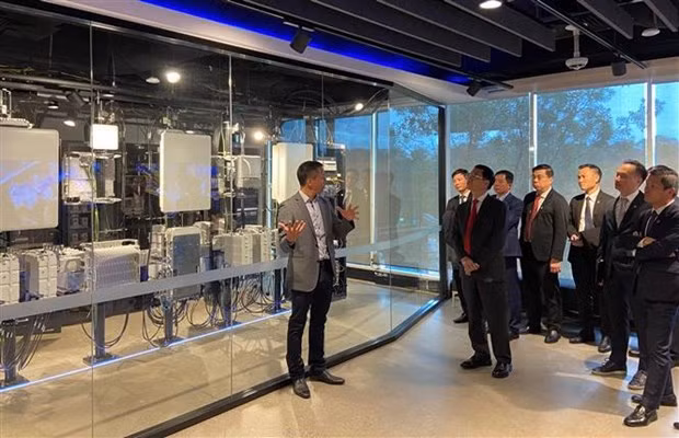 Delegados visitan el laboratorio Future of 5G de Nokia. (Fotografía: VNA)