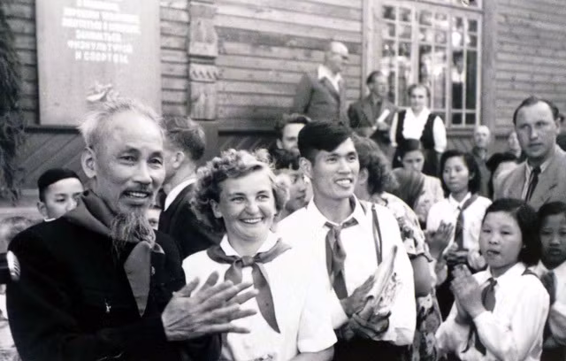 El Presidente Ho Chi Minh y los niños en Moscú, en 1954. (Fotografía: Archivo de VNA)