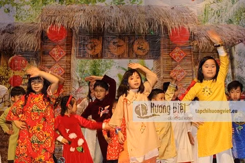 Vietnamitas en Stuttgart celebran Año Nuevo Lunar 2024.