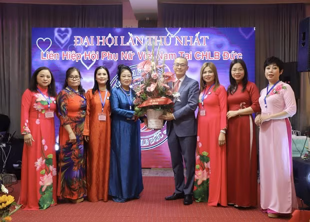 El embajador de Vietnam en Alemania, Vu Quang Minh, y representantes de la Unión. (Fotografía: VNA)