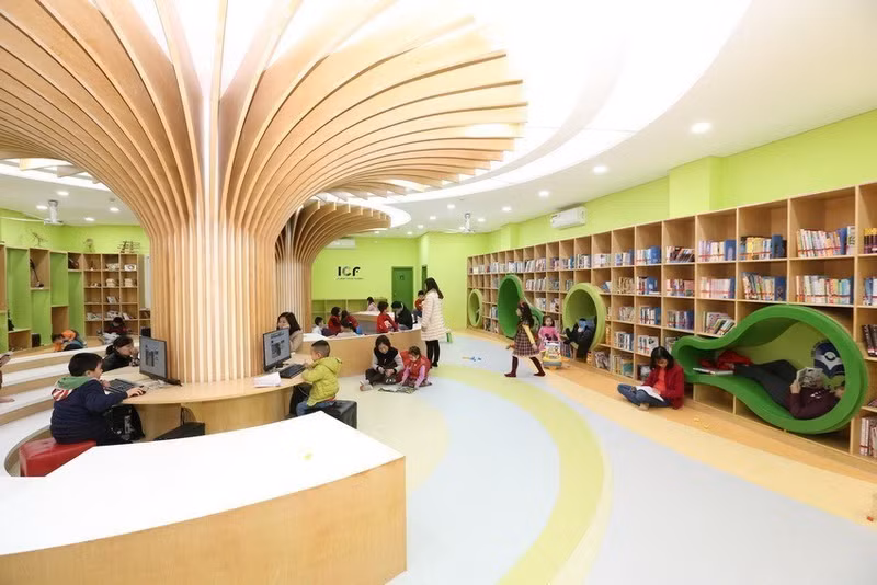 Menores disfrutan de libros en la Biblioteca de Cultura Infantil, dentro de la Biblioteca Nacional de Vietnam, en Hanói.