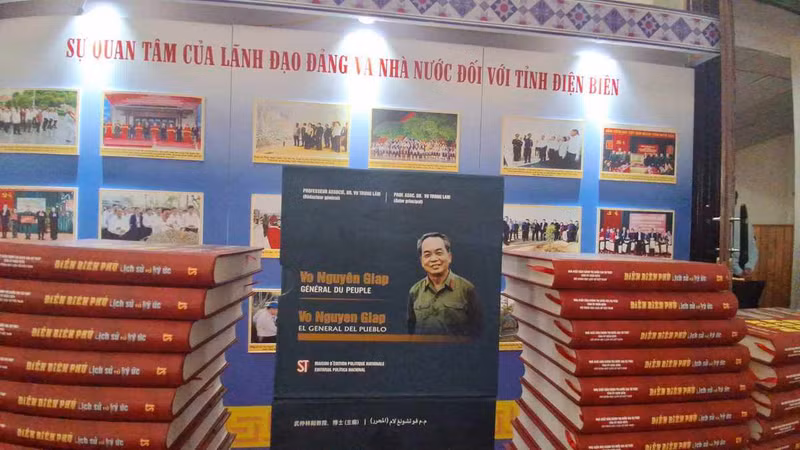 Libros publicados para conmemorar 70º aniversario de victoria Dien Bien Phu. (Fotografía: VNA)