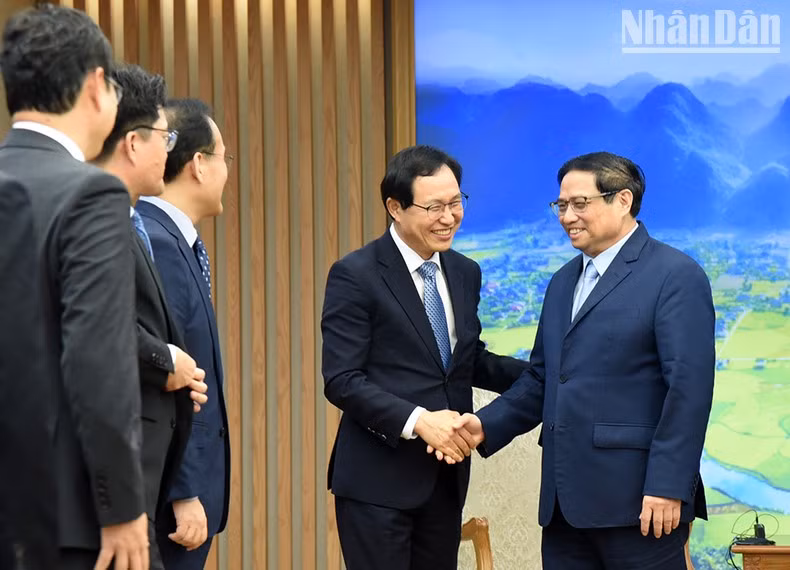 Pham Minh Chinh y Park Hark Kyu tras la reunión.