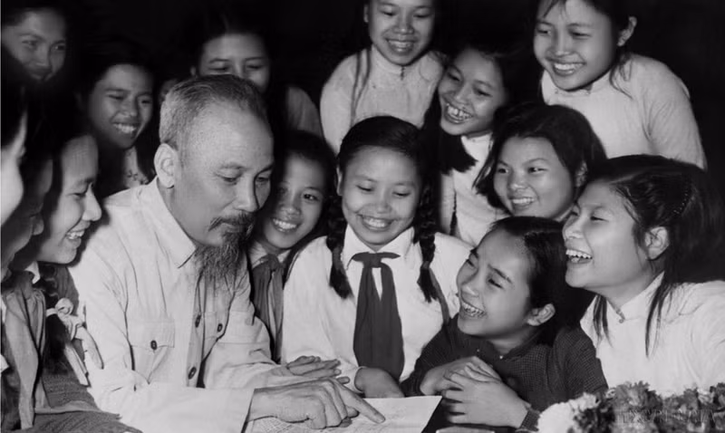 Una delegación estudiantil de la escuela Trung Vuong, que representa a los estudiantes con excelentes logros en el movimiento de emulación por el mejor estudio de Hanói, felicitó al Tío Ho por su cumpleaños, el 19 de mayo de 1958, en el Palacio Presidencial.