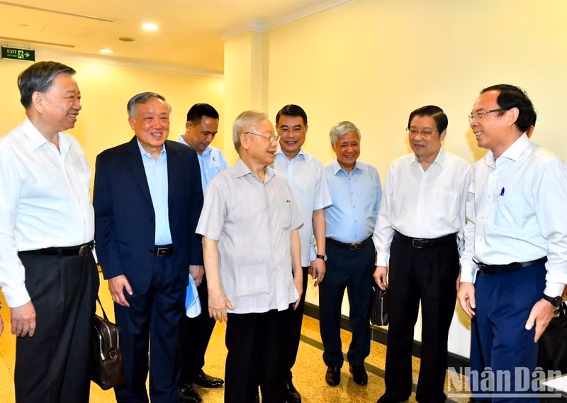 Nguyen Phu Trong y los delegados en la conferencia.