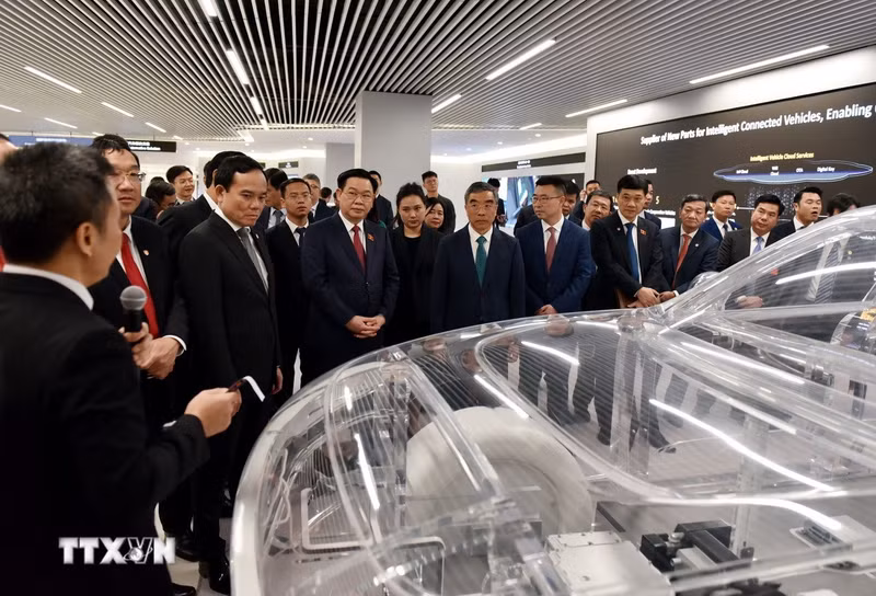 El dirigente vietnamita visitó el centro de investigación y desarrollo del Grupo Huawei. (Fotografía: VNA) El dirigente vietnamita visitó el centro de investigación y desarrollo del Grupo Huawei. (Fotografía: VNA)