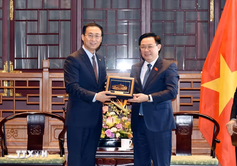 El presidente de la Asamblea Nacional de Vietnam, Vuong Dinh Hue (derecha), y el vicepresidente de Energía de China y presidente del Grupo Internacional de Energía de China, Lu Zexiang. (Fotografía: VNA) El presidente de la Asamblea Nacional de Vietnam, Vuong Dinh Hue (derecha), y el vicepresidente de Energía de China y presidente del Grupo Internacional de Energía de China, Lu Zexiang. (Fotografía: VNA)