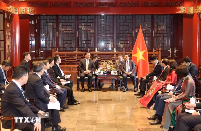 En la recepción al presidente de la Junta Directiva de la Corporación de Construcción de Ferrocarriles de China (CRCC), Dai Hegen. (Fotografía: VNA) En la recepción al presidente de la Junta Directiva de la Corporación de Construcción de Ferrocarriles de China (CRCC), Dai Hegen. (Fotografía: VNA)
